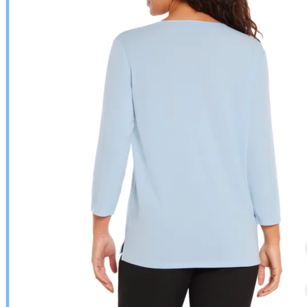 Banana Republic women’s 3/4 sleeve. Women's Light Blue V-Neck Top - Picture 3 of 4